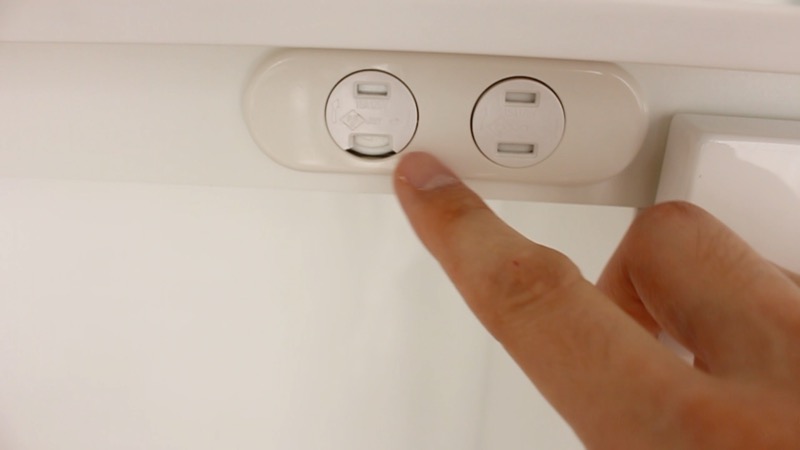 キッチン背面コンセントカバー_割れた