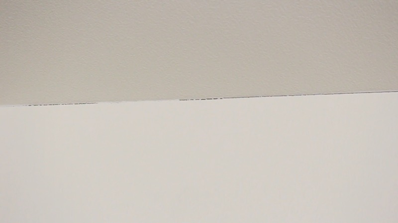 壁紙クロスの亀裂_キッチンカップボード上