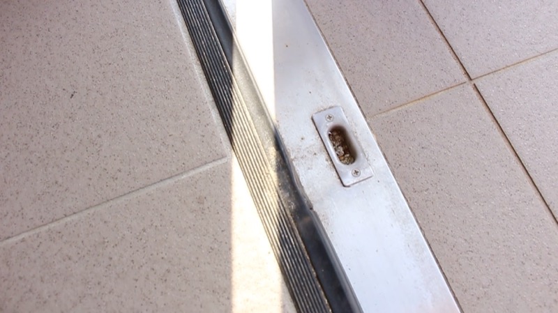 玄関タイル_掃除前_ドア下ゴム