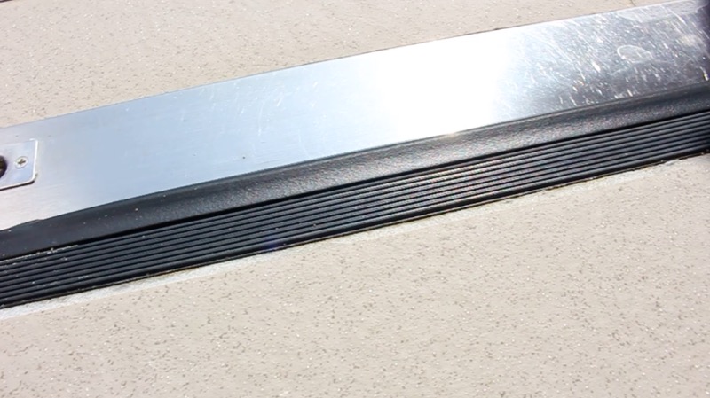 玄関タイル_掃除後_ドア下ゴム