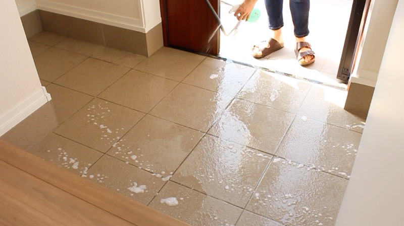 玄関タイル掃除_ウタマロクリーナー吹きかける