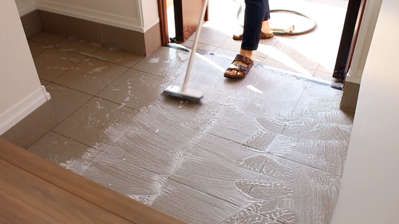 玄関タイル掃除_デッキブラシで掃除1