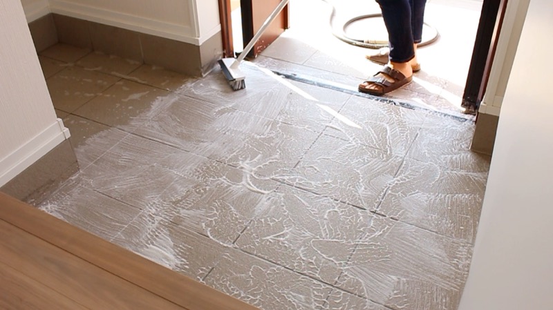 玄関タイル掃除_デッキブラシで掃除2