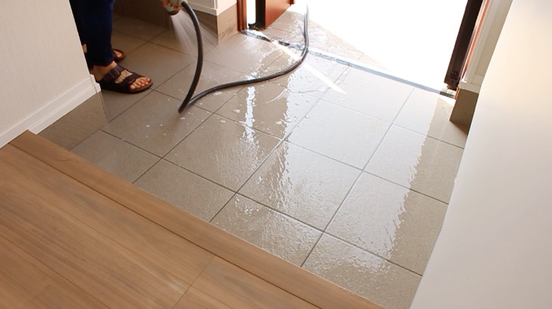 玄関タイル掃除_水で流す