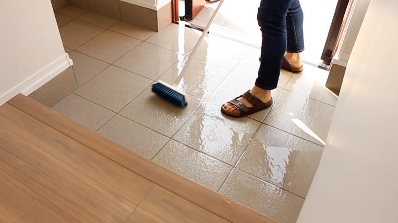 玄関タイル掃除_水切り