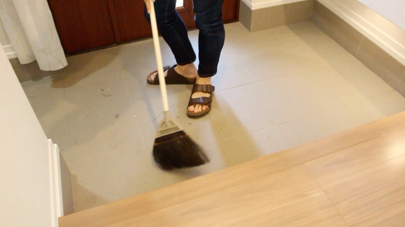 玄関タイル掃除_箒