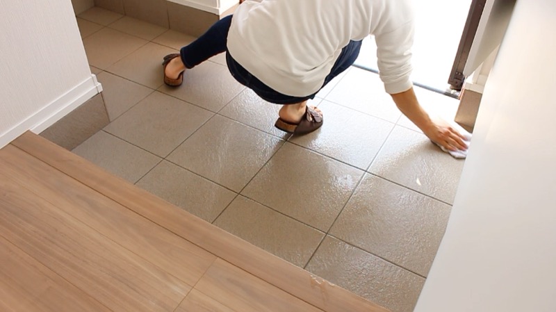 玄関タイル掃除_雑巾で拭き取り
