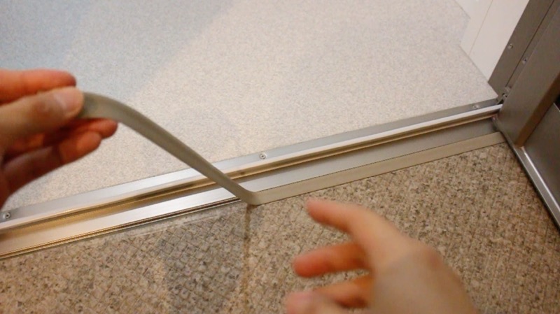 風呂_ドア下のカバー外す