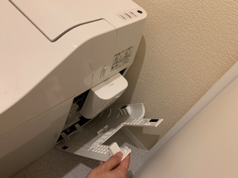 トイレ(アラウーノ)_サイドカバー外す