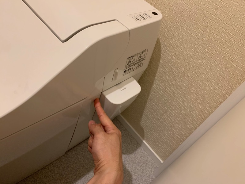 トイレ(アラウーノ)_サイドカバー押す