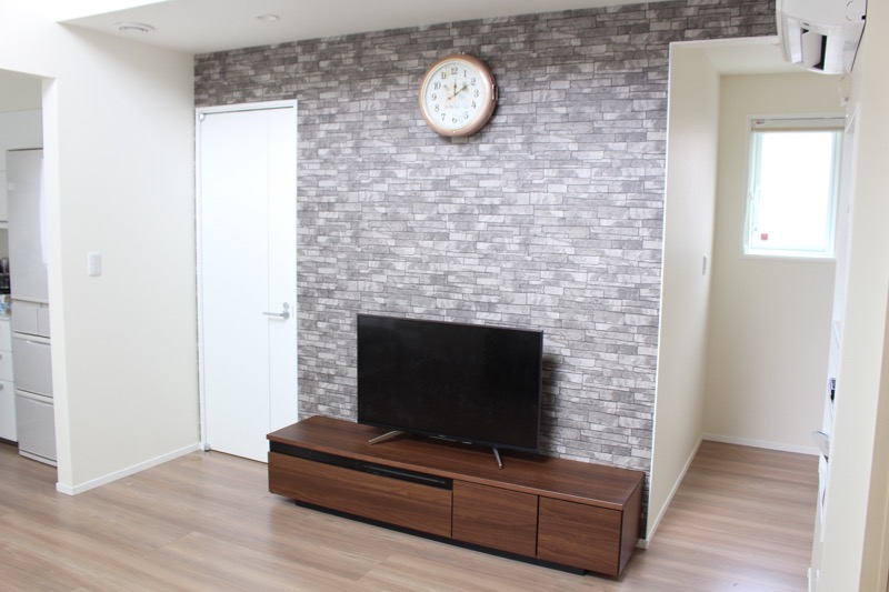 リビング_テレビボードとドアと廊下