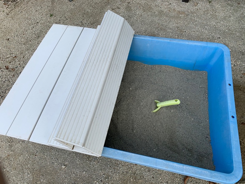 庭に砂場_コンテナと風呂のフタ