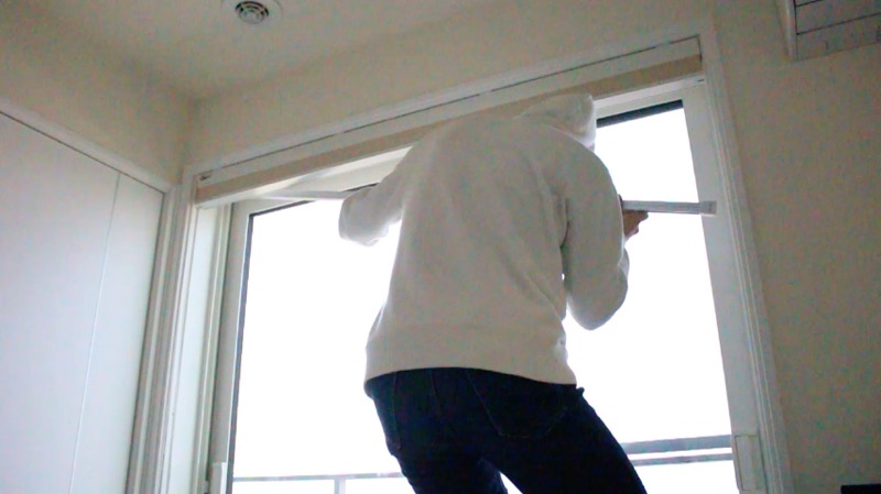 突っ張りカーテンレール_レール取り付け中