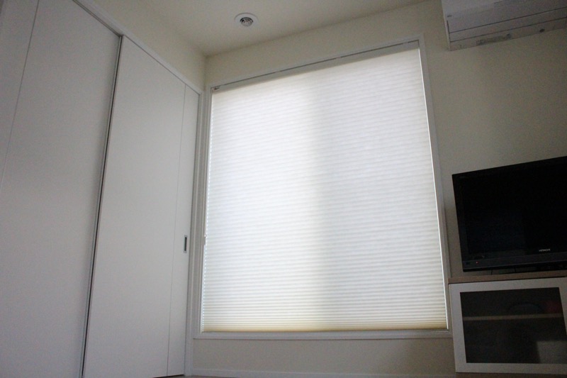 突っ張りカーテンレール_取り付け前_ハニカムシェード