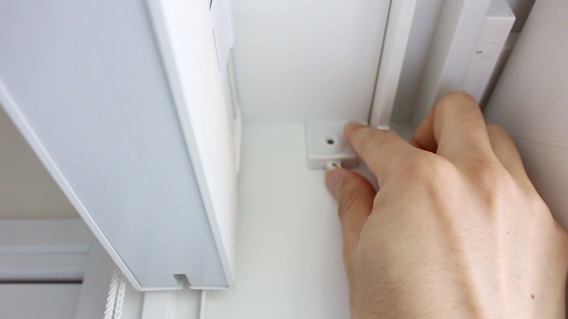 突っ張りカーテンレール_留め具貼る