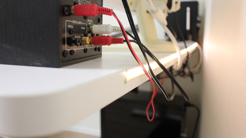 LEDテープライト_パソコンデスク背面に貼った