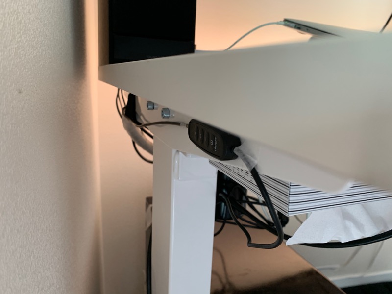 LEDテープライト_リモコンはデスク側面