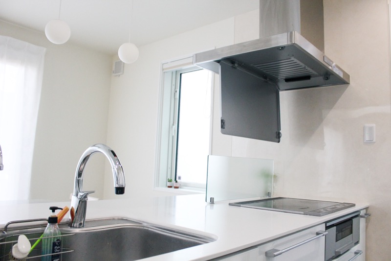 キッチンと開けたレンジフード
