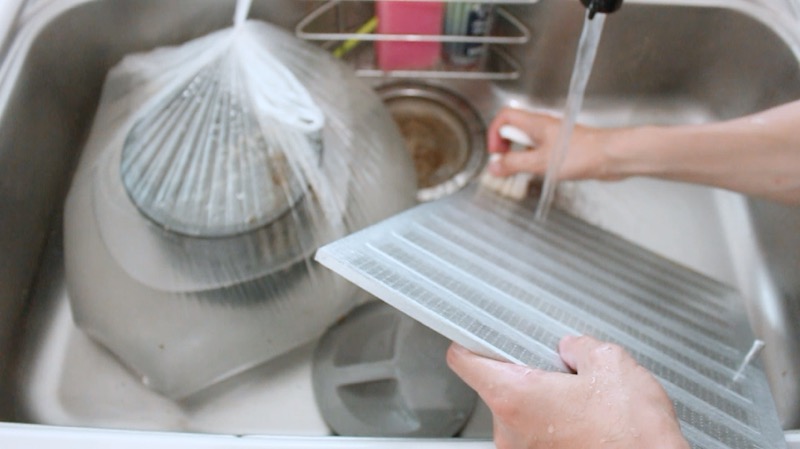 レンジフード_フィルター_オキシ漬け後手洗い