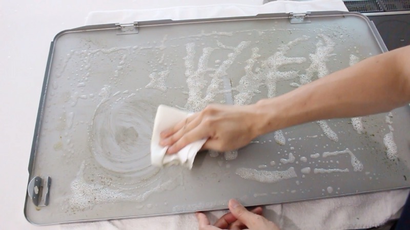 レンジフード_整流板裏面_ウタマロクリーナーとキッチンペーパー