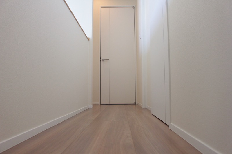 2階廊下_ドアと巾木