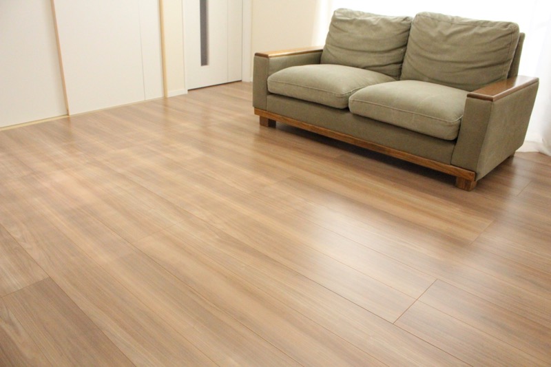 リビング_ソファーとフローリング