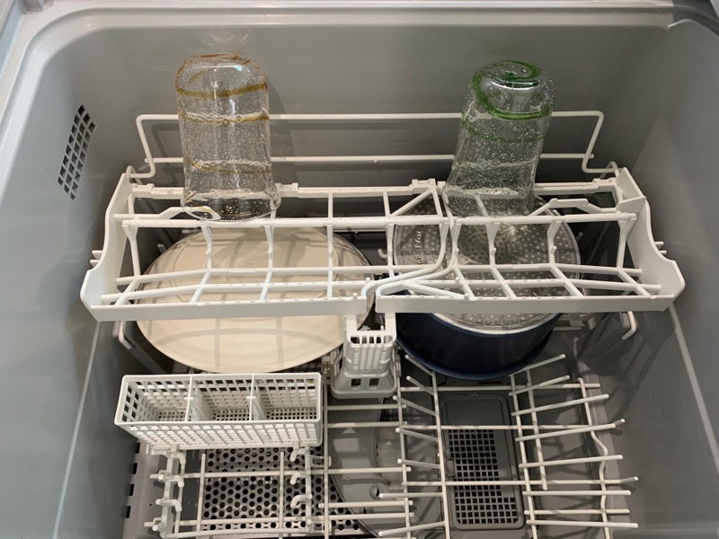 食洗機の入れ方_下に大きいもの入れてる