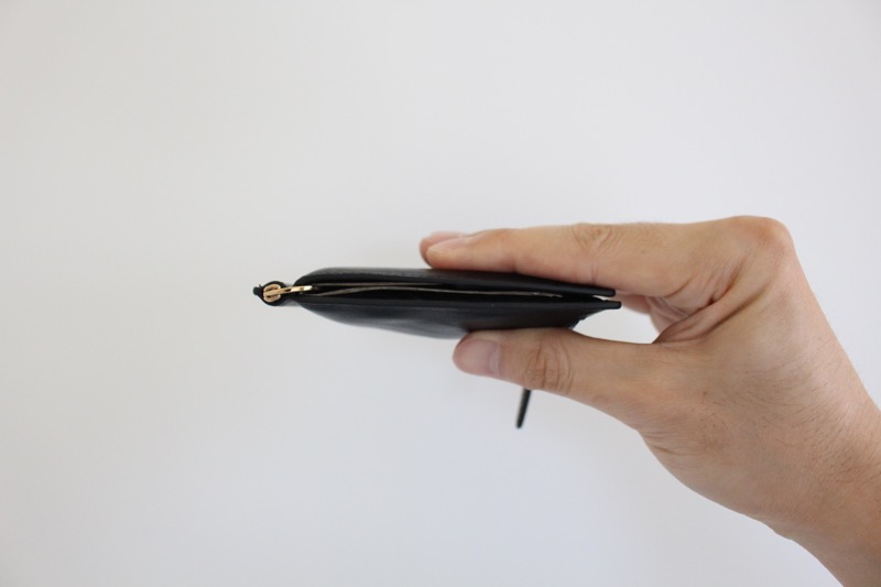 薄型財布_手で持つ