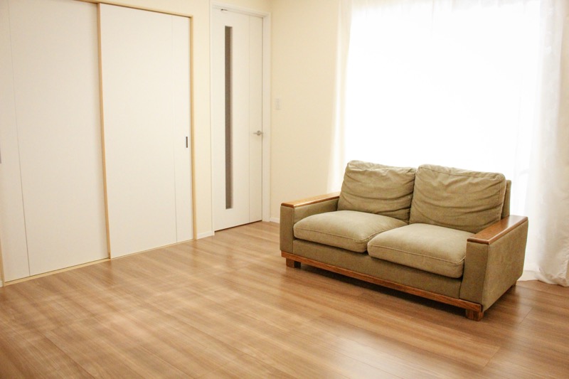 リビング_ソファーと窓・カーテン