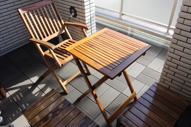 ルーフガーデン_テーブルと椅子とベンチ_上から