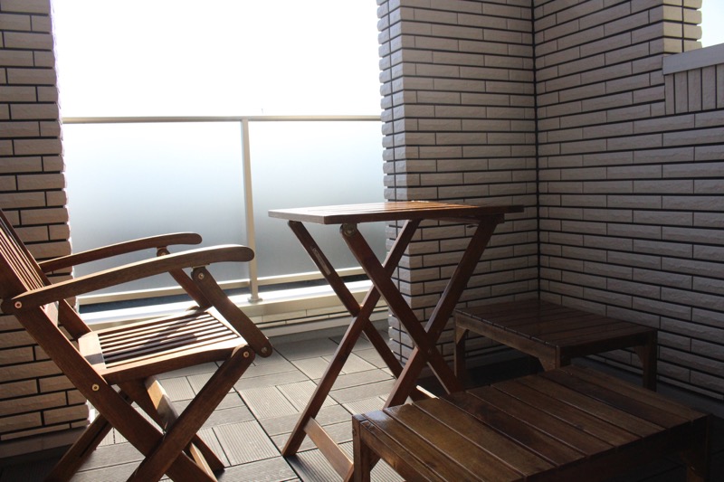 ルーフガーデン_テーブルと椅子とベンチ_横から