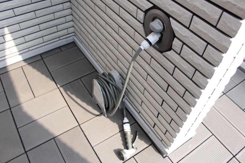 ルーフガーデン_散水栓コンセントとホース