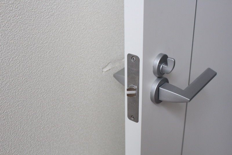 ドアレバーで壁破損_リビング_1