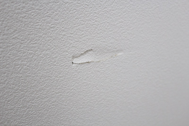 ドアレバーで壁破損_リビング_2