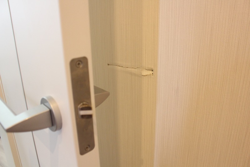 ドアレバーで壁破損_玄関_1