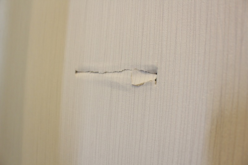 ドアレバーで壁破損_玄関_2