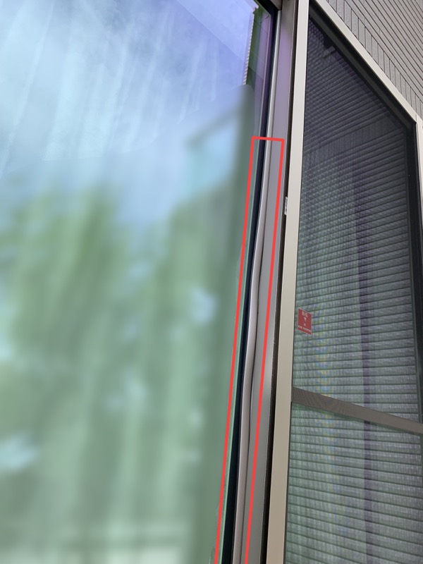 リビング窓の外側フレーム外れ_1