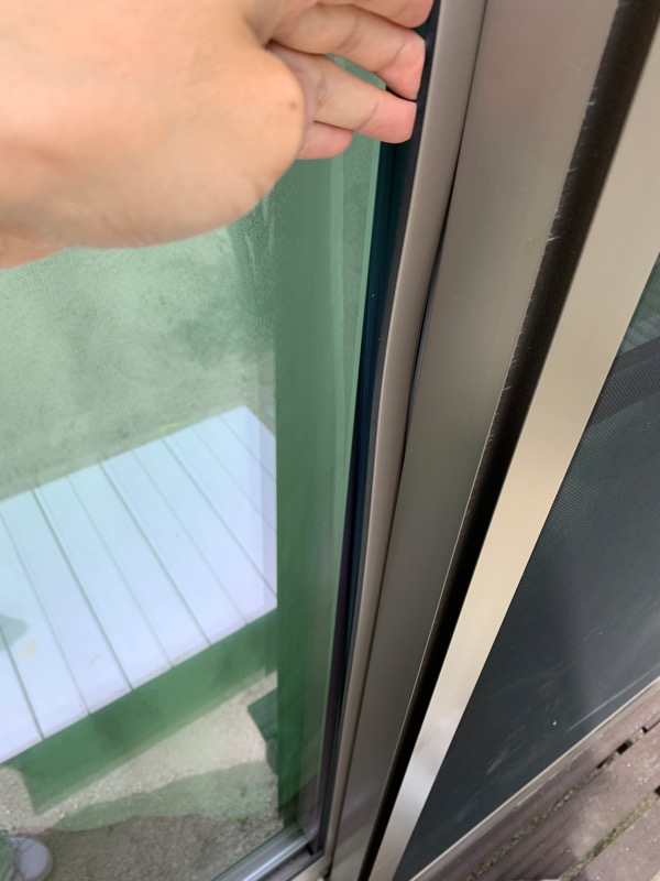 リビング窓の外側フレーム外れ_2