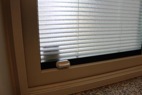 風呂_窓_マグネット動かす2