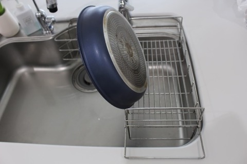 浅い水切りカゴにフライパン_1