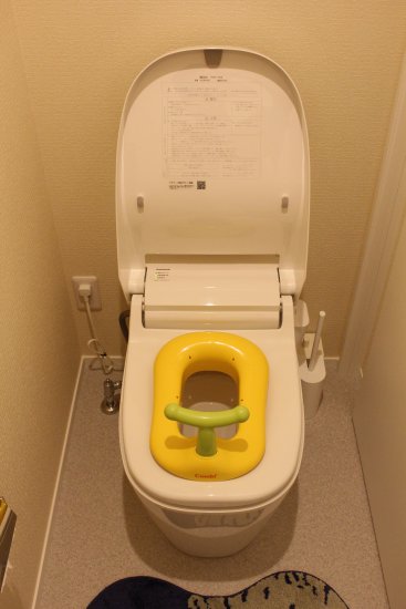 1階トイレアラウーノとコンビ子ども用便座