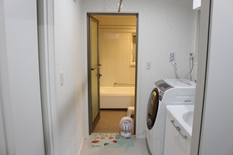 ウォークインクローゼットから洗面所と風呂場