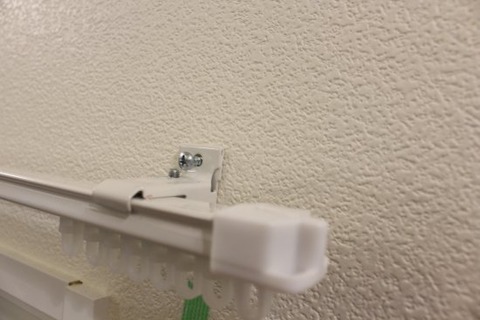 カーテンレールのビス止め