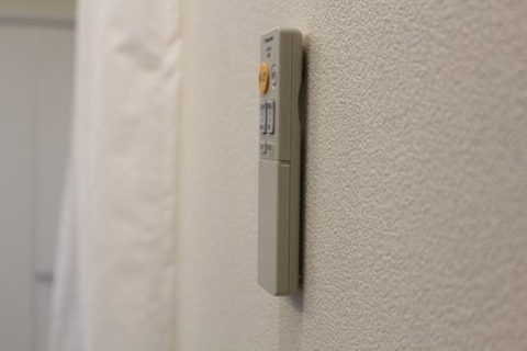 ただの壁にリモコン_アップ