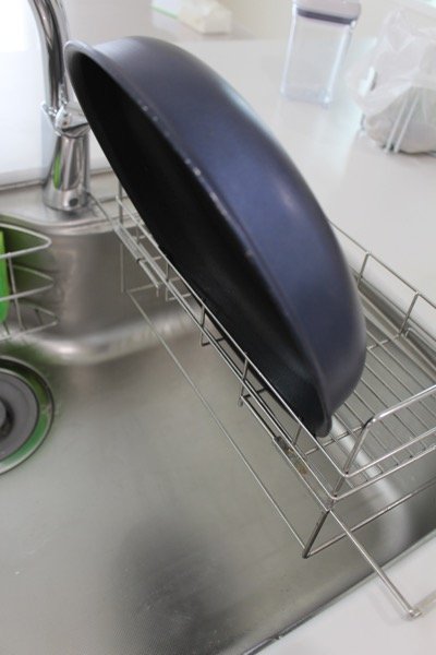 浅い水切りカゴにフライパン_3