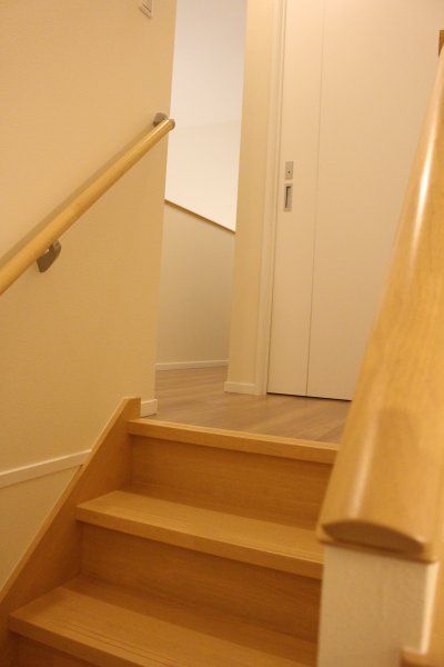 階段とフローリングの色_2
