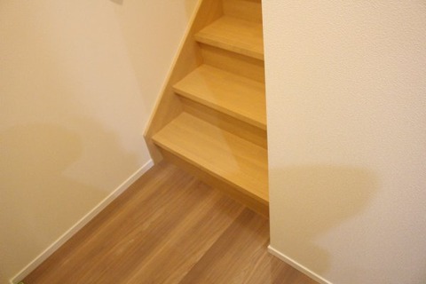 階段とフローリングの色_1