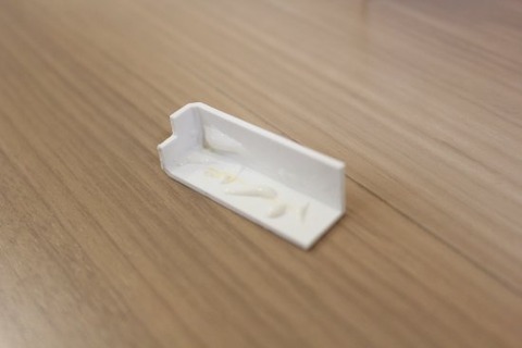 巾木コーナーキャップ_接着剤