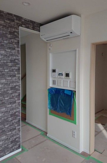 リビング_リモコンニッチとエアコン