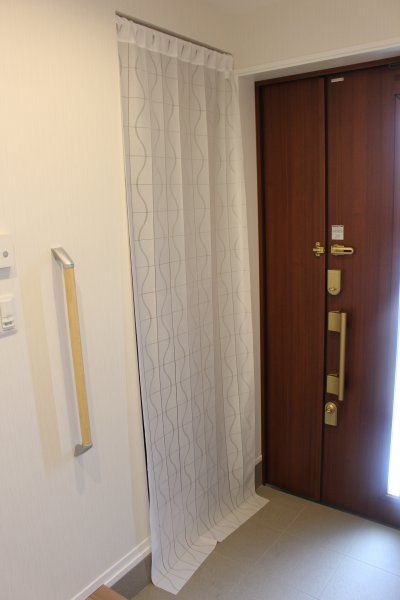 アコーディオンカーテン_下切る前